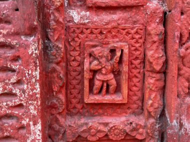 Terracotta tapınağının duvarlarına küçük kil sanat eserleri kazınır..