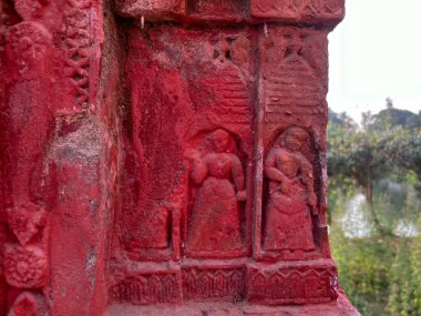 Terracotta tapınağının duvarlarına küçük kil sanat eserleri kazınır..