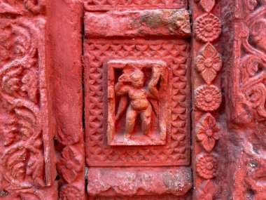 Terracotta tapınağının duvarlarına küçük kil sanat eserleri kazınır..