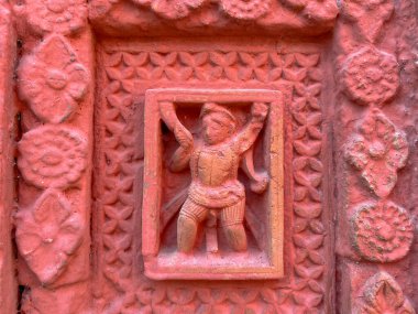 Terracotta tapınağının duvarlarına küçük kil sanat eserleri kazınır..