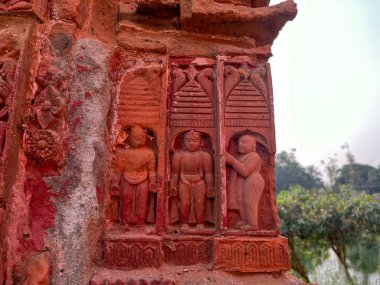 Terracotta tapınağının duvarlarına küçük kil sanat eserleri kazınır..