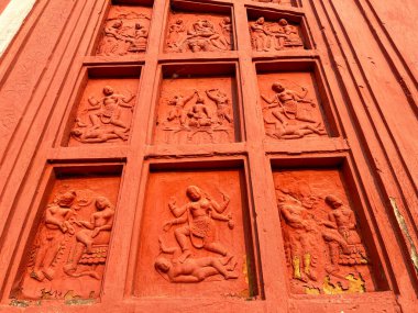 Terracotta tapınağının duvarlarına küçük kil sanat eserleri kazınır..