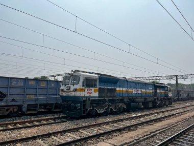 Tren demiryolu hattı boyunca uzaktaki bir yere gidiyor..