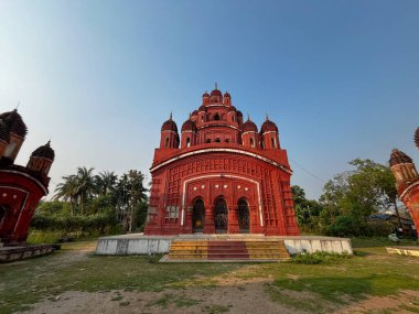 Kolkata 'daki kırmızı bina, Batı Bengal, Hindistan, Asya. Kırmızı tapınak - beyaz tapınak, kırmızı kubbe, kırmızı kalp.