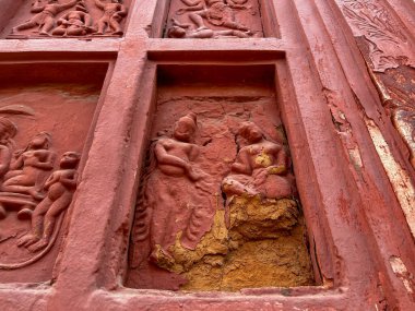 Terracotta tapınağının duvarlarına küçük kil sanat eserleri kazınır..