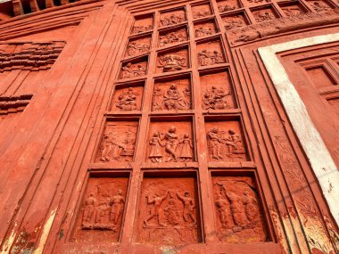 Terracotta tapınağının duvarlarına küçük kil sanat eserleri kazınır..