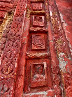 Terracotta tapınağının duvarlarına küçük kil sanat eserleri kazınır..