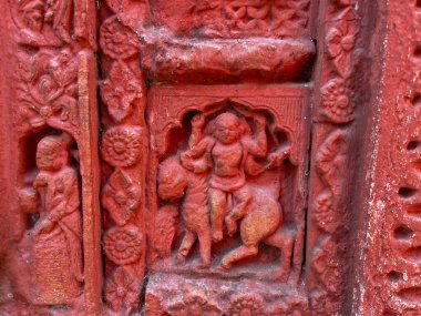 Terracotta tapınağının duvarlarına küçük kil sanat eserleri kazınır..