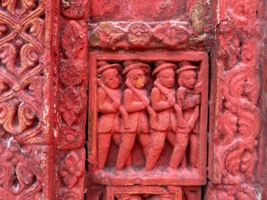 Terracotta tapınağının duvarlarına küçük kil sanat eserleri kazınır..