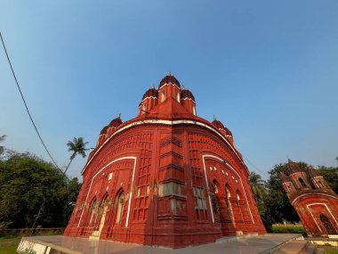 Kolkata şehrindeki kırmızı bina