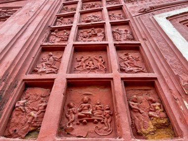 Terracotta tapınağının duvarlarına küçük kil sanat eserleri kazınır..