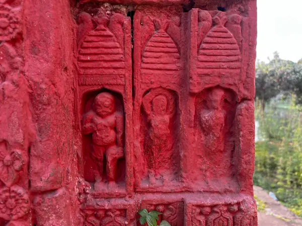 Terracotta tapınağının duvarlarına küçük kil sanat eserleri kazınır..