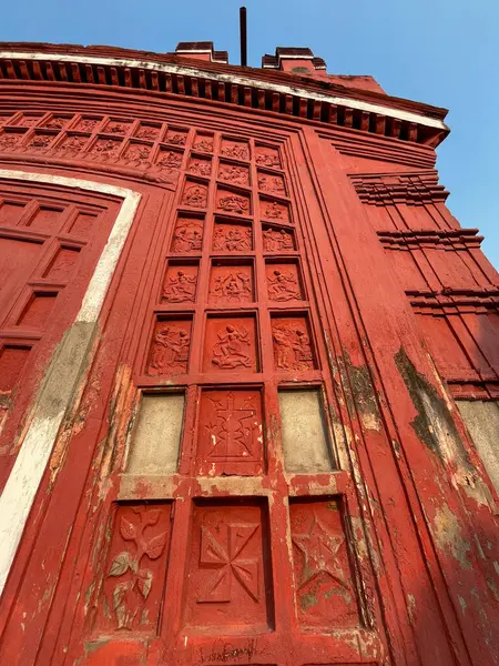 Terracotta tapınağının duvarlarına küçük kil sanat eserleri kazınır..