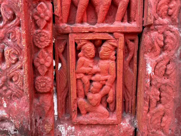 Terracotta tapınağının duvarlarına küçük kil sanat eserleri kazınır..