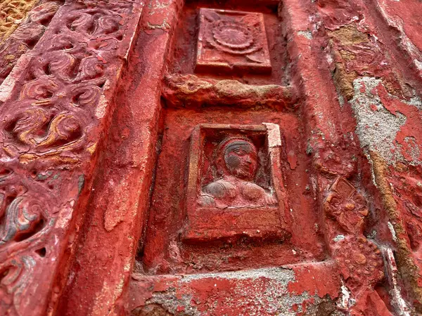 Terracotta tapınağının duvarlarına küçük kil sanat eserleri kazınır..