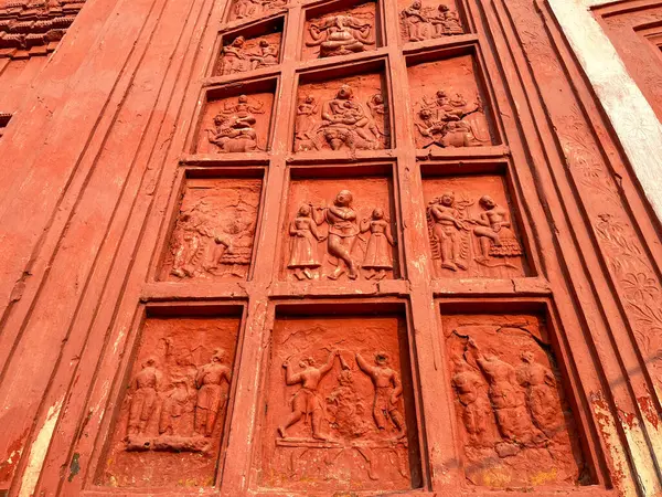 Terracotta tapınağının duvarlarına küçük kil sanat eserleri kazınır..