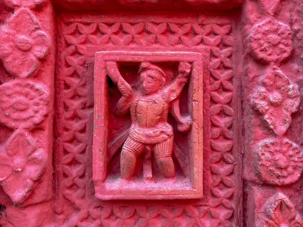 Terracotta tapınağının duvarlarına küçük kil sanat eserleri kazınır..