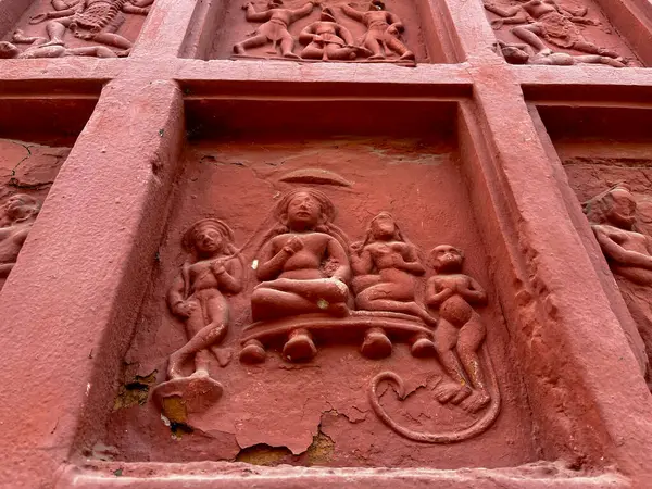 Terracotta tapınağının duvarlarına küçük kil sanat eserleri kazınır..