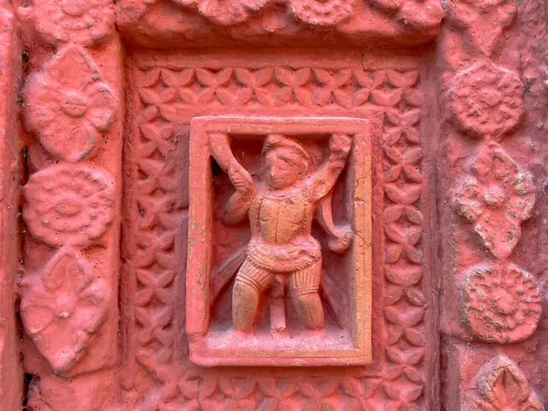 Terracotta tapınağının duvarlarına küçük kil sanat eserleri kazınır..