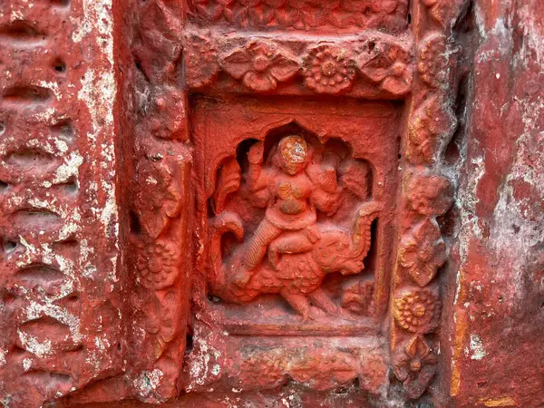 Terracotta tapınağının duvarlarına küçük kil sanat eserleri kazınır..