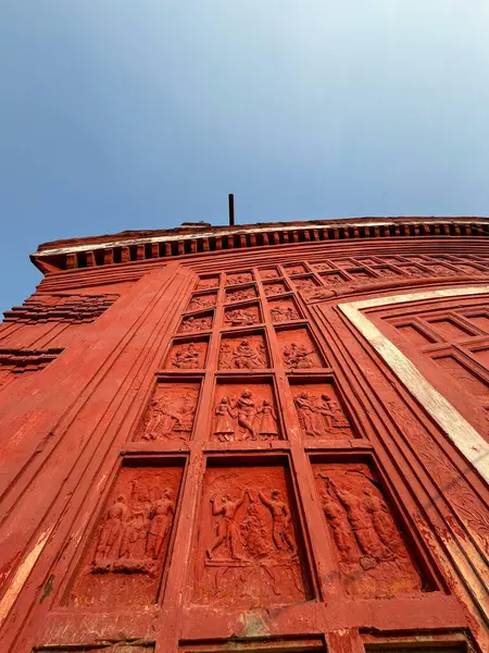 Terracotta tapınağının duvarlarına küçük kil sanat eserleri kazınır..
