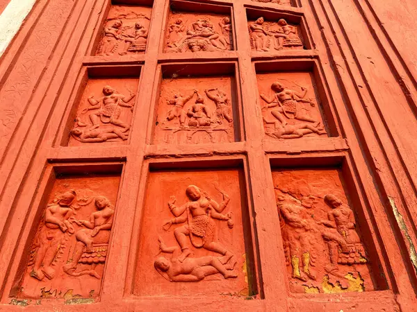 Terracotta tapınağının duvarlarına küçük kil sanat eserleri kazınır..