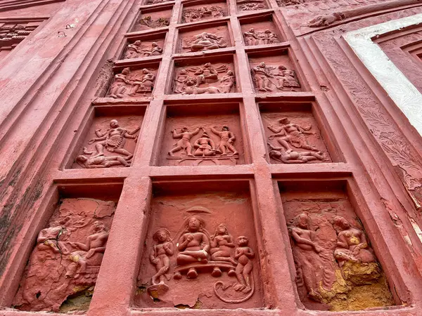 Terracotta tapınağının duvarlarına küçük kil sanat eserleri kazınır..