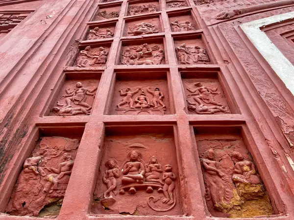 Terracotta tapınağının duvarlarına küçük kil sanat eserleri kazınır..