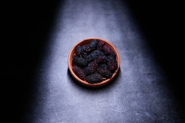 Blackberry meyvesi son derece lezzetli ve besleyicidir..