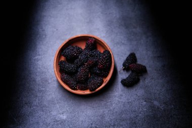 Blackberry meyvesi son derece lezzetli ve besleyicidir..