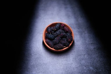 Blackberry meyvesi son derece lezzetli ve besleyicidir..