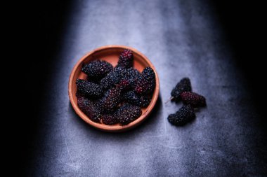 Blackberry meyvesi son derece lezzetli ve besleyicidir..