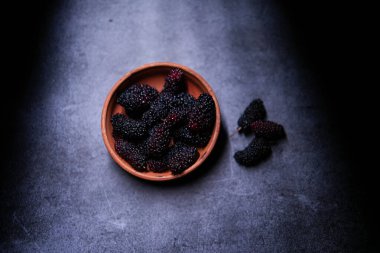 Blackberry meyvesi son derece lezzetli ve besleyicidir..