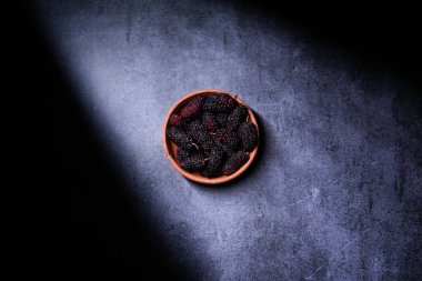 Blackberry meyvesi son derece lezzetli ve besleyicidir..