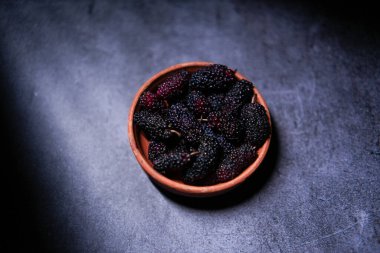 Blackberry meyvesi son derece lezzetli ve besleyicidir..