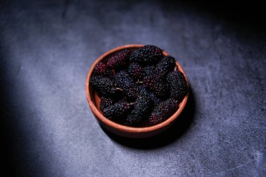 Blackberry meyvesi son derece lezzetli ve besleyicidir..