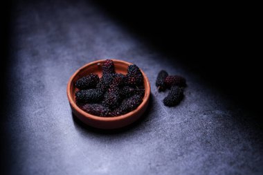 Blackberry meyvesi son derece lezzetli ve besleyicidir..