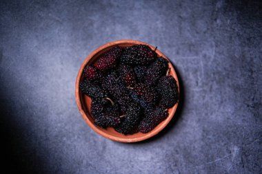 Blackberry meyvesi son derece lezzetli ve besleyicidir..