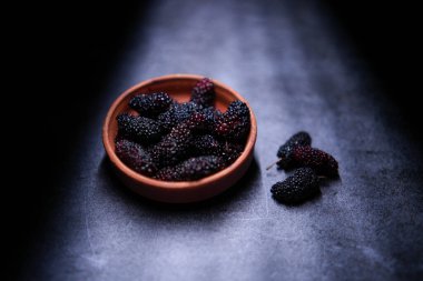 Blackberry meyvesi son derece lezzetli ve besleyicidir..