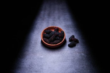 Blackberry meyvesi son derece lezzetli ve besleyicidir..