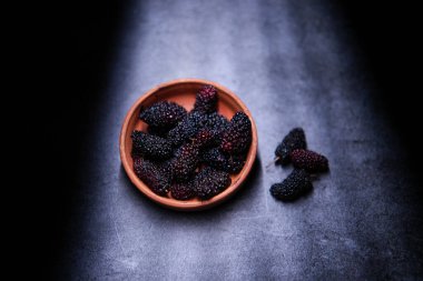 Blackberry meyvesi son derece lezzetli ve besleyicidir..