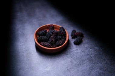 Blackberry meyvesi son derece lezzetli ve besleyicidir..