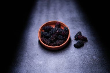 Blackberry meyvesi son derece lezzetli ve besleyicidir..