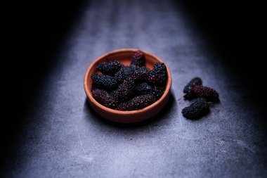 Blackberry meyvesi son derece lezzetli ve besleyicidir..