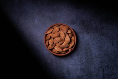 Bademler bir kasede saklanır..