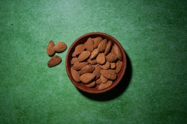 Bademler bir kasede saklanır..