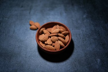 Bademler bir kasede saklanır..