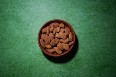 Bademler bir kasede saklanır..