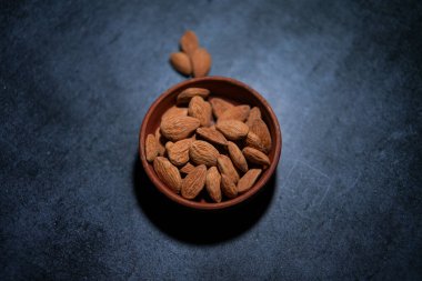 Bademler bir kasede saklanır..