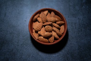 Bademler bir kasede saklanır..